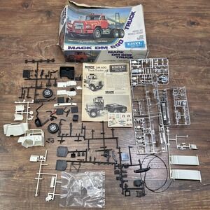ERTL Mack DM 600 Truck 1/25 Scale Model 8022 Incomplete AS Shown